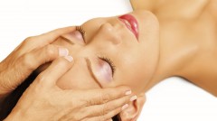 Woman lying, gets reiki on her head